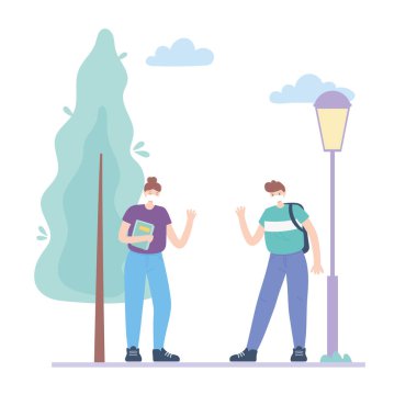 Tıbbi maskeli insanlar, kitaplı genç bir kadın ve sokakta çantalı bir adam, Coronavirus sırasında şehir aktivitesi