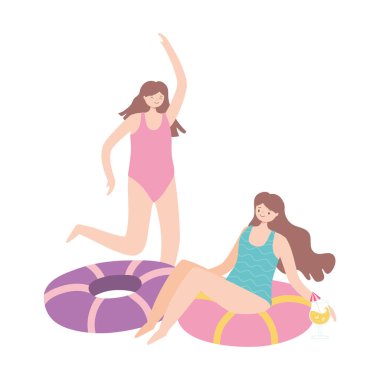 Yaz zamanı plaj kadını kokteyl ve kız turizmiyle şamandıra koltuğunda