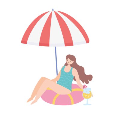 Yaz zamanı sahil kadını kokteyl içiyor. Şemsiyeli tatil turizmi altında dinleniyor.