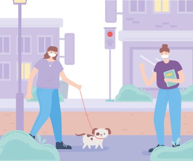 Tıbbi maskeli insanlar, köpekli bir kadın ve kitabı olan bir kız. Mesafeyi koruyun, Coronavirus sırasındaki şehir aktiviteleri.