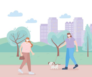 Tıbbi maskeli insanlar, evcil köpekle yürüyen kadınlar, koronavirüs sırasında şehir aktiviteleri.