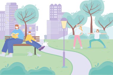 Tıbbi maskeli insanlar, yedek kulübesinde kadın ve çocuk ve yoga parkı caddesinde çalışan kızlar, koronavirüs sırasında şehir aktivitesi