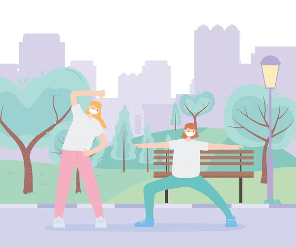 Mensen met een medisch gezichtsmasker, meisjes die stretching sport doen in het stadspark, stadsactiviteit tijdens het coronavirus — Stockvector