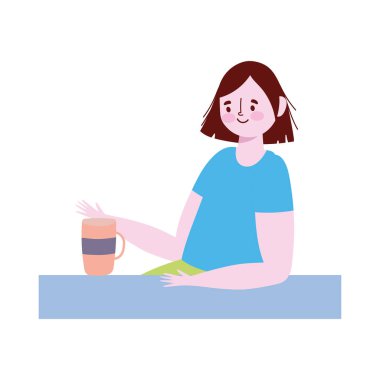 Kadın, pencerede yalnız başına kahve içiyor.