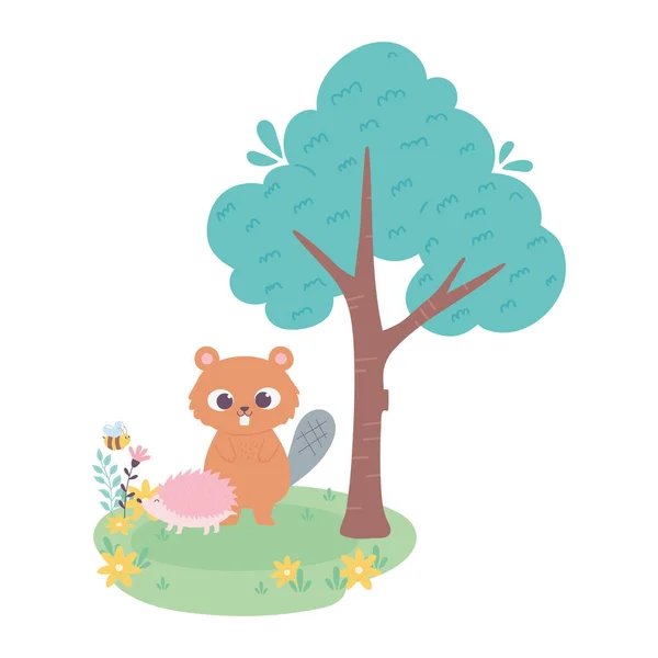 Roztomilý malý bobr a ježek na trávě s květinami a stromem kreslené — Stockový vektor