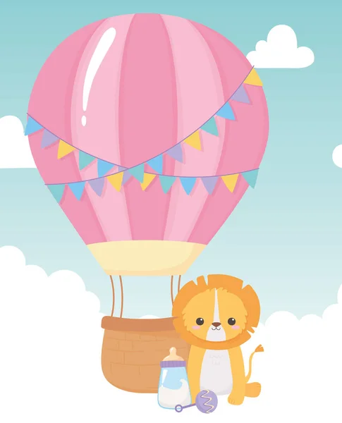 Bebé ducha, lindo león botella de leche sonajero y globo de aire, celebración bienvenida recién nacido — Vector de stock