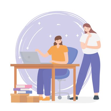 Masa başı dizüstü bilgisayar ve kitaplarla çalışan iki kadın.