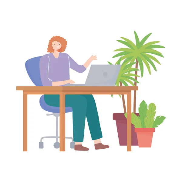 Jovem mulher trabalhando na mesa com laptop no espaço de escritório —  Vetores de Stock
