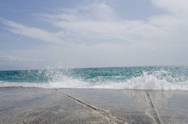Güzel fırtınalı denizde dalgalar ile fotoğrafı