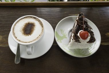 kahve ve kek tablo ahşap arka plan üzerinde