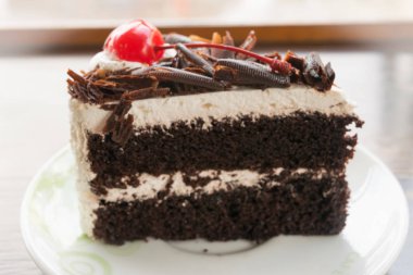 Tablo ahşap arka plan üzerinde çikolatalı kek