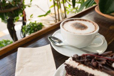 Tablo ahşap arka plan üzerinde kahve Kupası ve bulanıklık kek