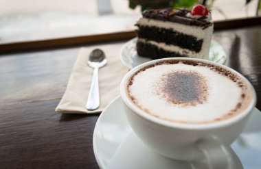 kahve fincanı tablo ahşap arka planda üzerinde bulanıklık stili