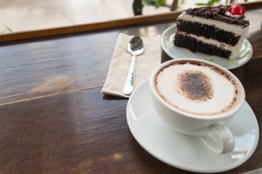 kahve fincanı tablo ahşap arka planda üzerinde bulanıklık stili