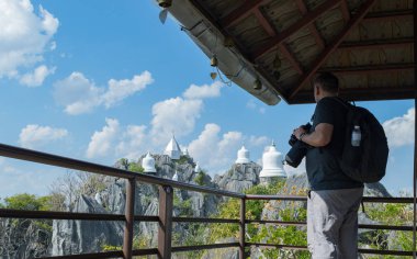 Bazı adam sırt çantası Phra Phutthabat Sutthawat, Chae Hom, Lampang Tayland seyahat için