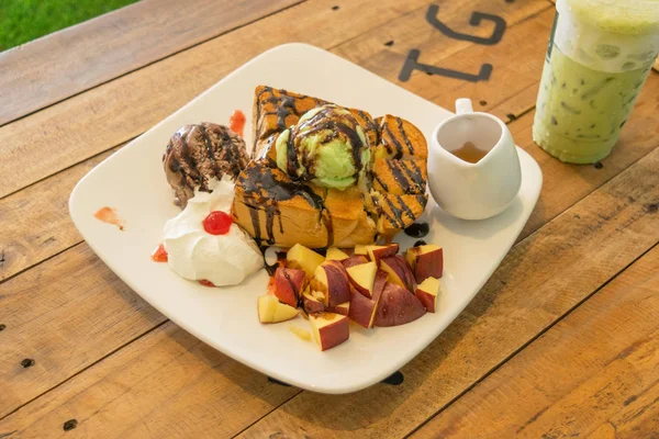 ekmek ve elma dilim masa ahşap ile dondurma