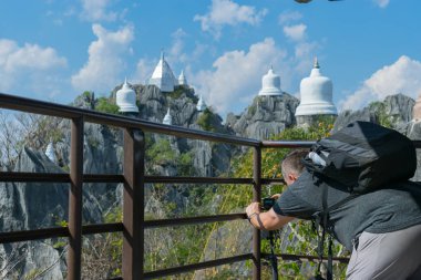 Turist Phra Phutthabat Sutthawat, Lampang, görünmeyen Tayland kamera ile bir fotoğraf çekmek