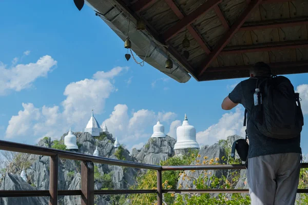 Bazı adam, sırt çantası Tayland Phra Phutthabat Sutthawat, Lampang de seyahat