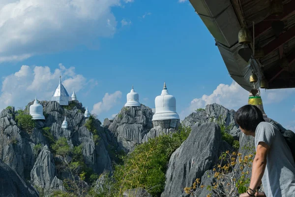 Bazı adam sırt çantası Phra Phutthabat Sutthawat, Chae Hom, Lampang Tayland seyahat için