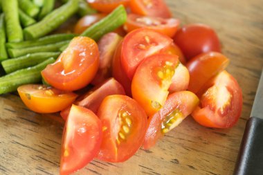 Kırmızı Olgun domatesler kesme tahtasında dilimlenmiş pişirme