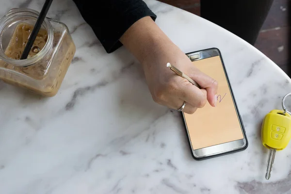 kahve dükkanında akıllı telefon kullanan bazı kadınlar