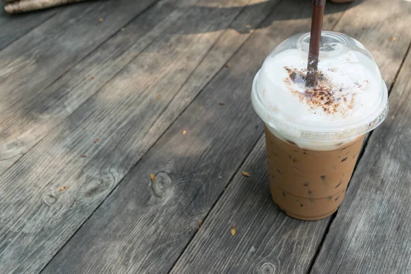 Masa ahşap arka planda buzlu kahve Mocha