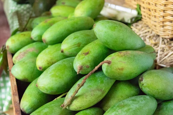 Προετοιμάσει πράσινο μάνγκο στο καλάθι προς πώληση — Φωτογραφία Αρχείου