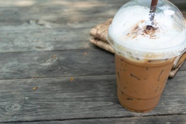 Masa ahşap arka planda buzlu kahve Mocha