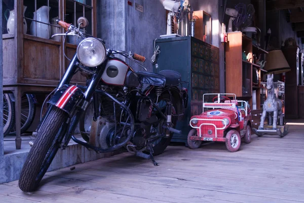 Παλιά μοτοσικλέτα σε vintage στυλ — Φωτογραφία Αρχείου