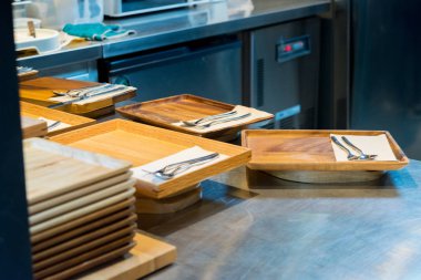 Restoranın mutfağında yemekleri hazırlamak