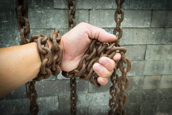 zincirleri elinde soyut özgürlük 
