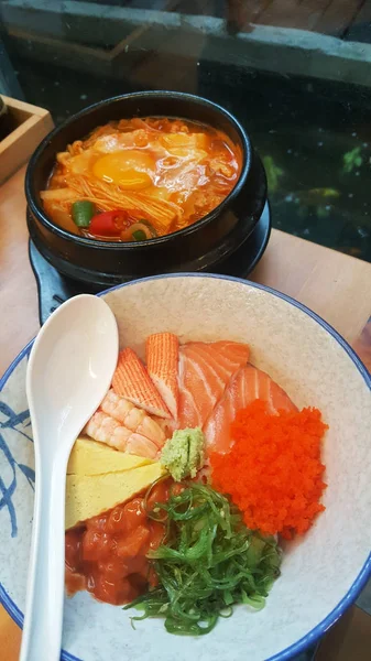 Comida japonesa con pescado crudo y sopa en la mesa — Foto de Stock