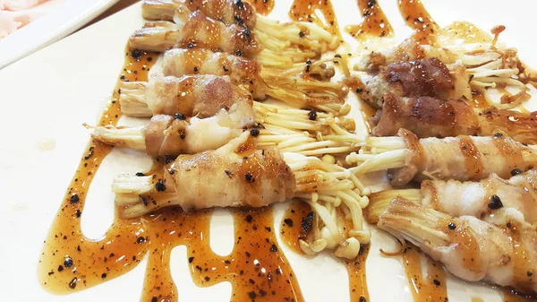 Vepřové maso a houby na bílém talíři — Stock fotografie