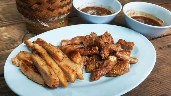 Carne de porco assada e chili em chapa sobre madeira de mesa — Fotografia de Stock