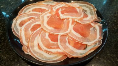 masada plaka pişirme için domuz dilim