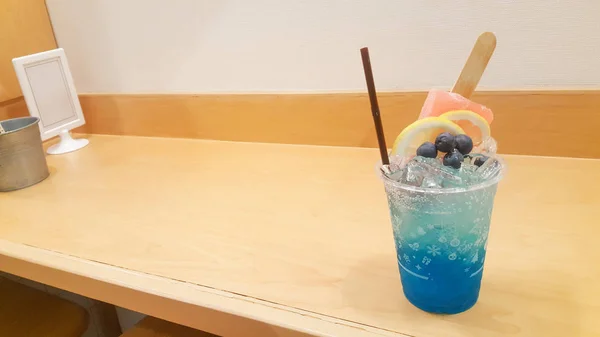 Świeży niebieski sok na stole drewna tła — Zdjęcie stockowe