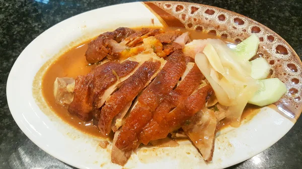 Geroosterde eend met saus op tafel in restaurant — Stockfoto