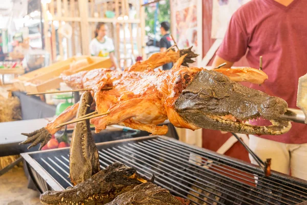 Tayland sokak gıda ızgara timsah yakın