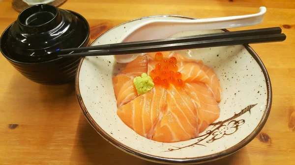 Somon ve masada miso çorbası ile bir kase spawn — Stok fotoğraf