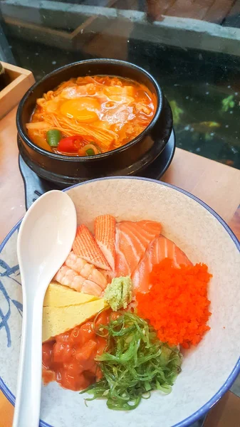 Egészséges étkezési japán étel-ra asztal — Stock Fotó