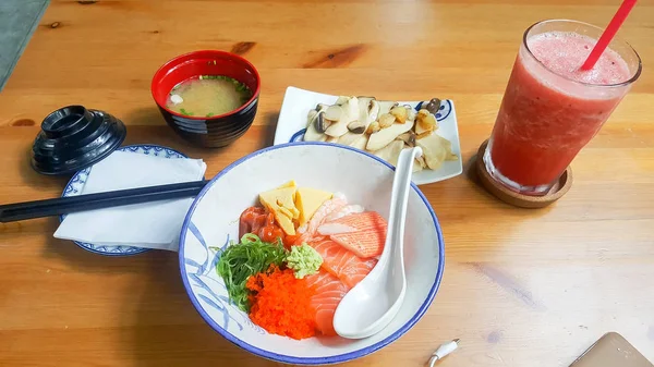 Egészséges táplálkozás japán étel miso leves az asztalnál — Stock Fotó