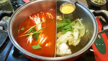 Pişirmek için peynir ile çorba pot hazırlayın