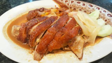 Restoranda masada sos ile kavrulmuş ördek