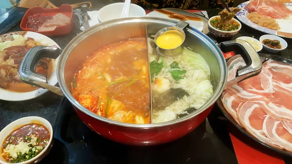 Forró pot leves forrásban japán étteremben — Stock Fotó