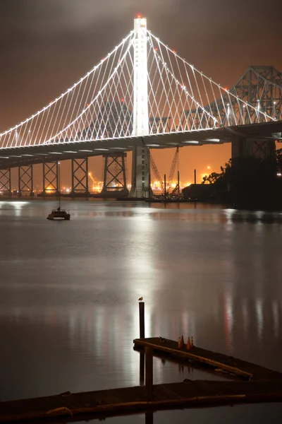 ベイブリッジのライトアップ夜 サンフランシスコ ノース ビーチ カリフォルニア — ストック写真