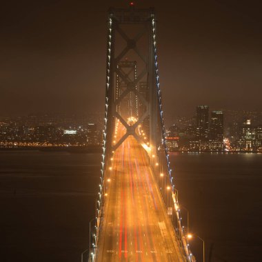 Gece, San Francisco, North Beach, California, ABD Körfez Köprüsü yükseltilmiş görünümünü alev aldı.