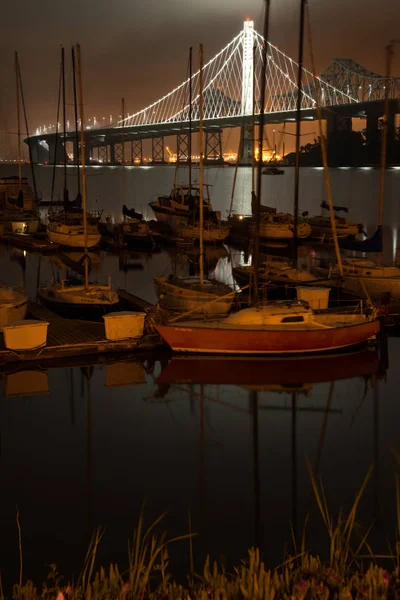 船在船坞与海湾桥梁在背景在晚上 旧金山 北海滩 加利福尼亚 — 图库照片
