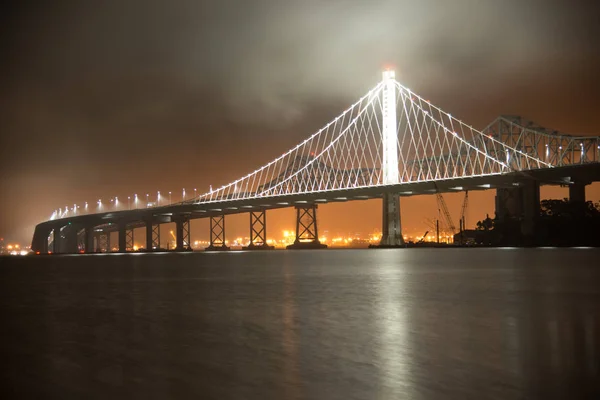 海湾桥梁的看法在晚上照亮了 旧金山 北海滩 加利福尼亚 — 图库照片