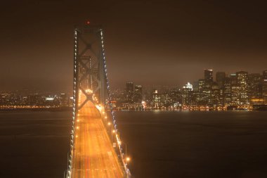 Gece, San Francisco, North Beach, California, ABD Körfez Köprüsü yükseltilmiş görünümünü alev aldı.