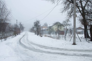 Kış kırsalında küçük bir sis ile karda.